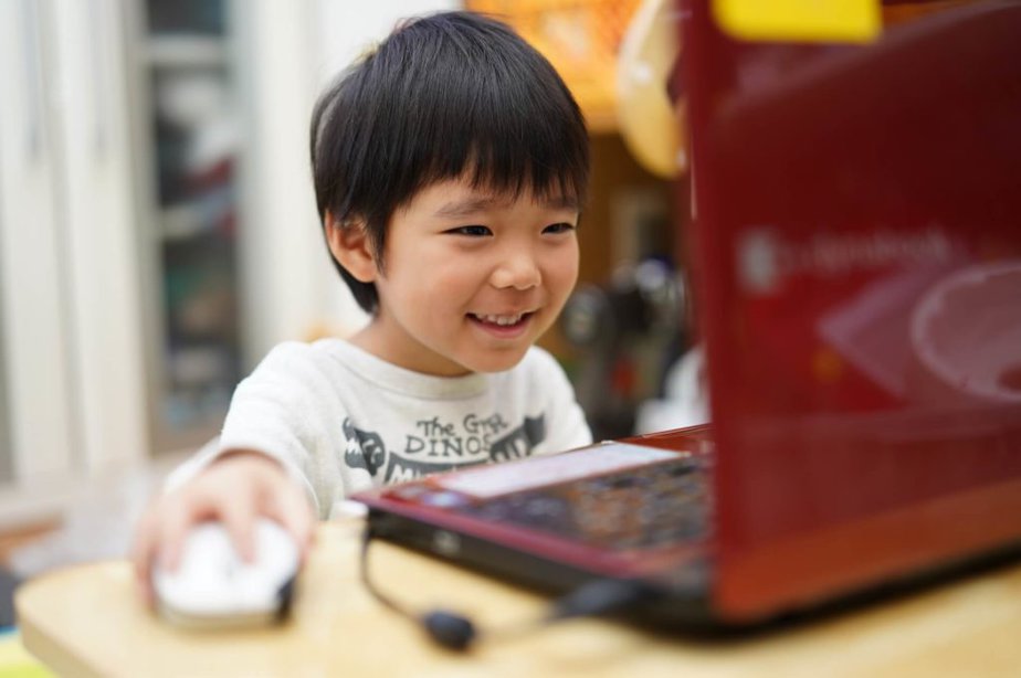 プログラミングする小学生